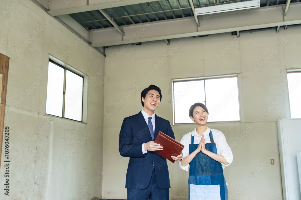 Fototapete 内装、改装、相談、仲介、不動産、スケルトン、リノベーション、リフォーム、笑顔、女性、日本人、男性、賃貸、開業、準備、テナント、物件、内見、店長、経営、業者、営業、自営業、指示、ショップ、店舗、飲食店、質問、リノベ、部屋、中古、内覧、会話、建築、紹介、説明、ビジネス、ビジネスパーソン、ビジネスマン、カフェ、レストラン、店員、倉庫、物置、案内、屋内、空き家、工場、仕事、人物