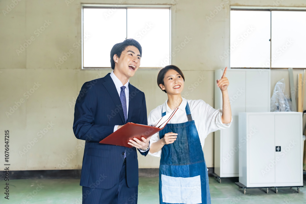 Poster テナント、物件、内見、改装、リノベーション、リフォーム、内装、相談、店長、経営、業者、営業、自営業、指示、不動産、ショップ、店舗、飲食店、質問、仲介、笑顔、男性、女性、日本人、スケルトン、リノベ、部屋、中古、内覧、会話、建築、紹介、説明、ビジネス、ビジネスパーソン、ビジネスマン、開業、カフェ、レストラン、店員、倉庫、清掃、物置、賃貸、案内、屋内、空き家、工場、仕事、人物