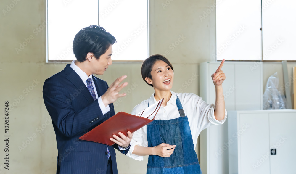 Aufkleber 内見、不動産、物件、テナント、ショップ、店舗、飲食店、経営、改装、リフォーム、質問、仲介、笑顔、男性、女性、日本人、スケルトン、リノベーション、リノベ、部屋、中古、内覧、相談、会話、業者、建築、引き渡し、紹介、店長、営業、説明、ビジネス、ビジネスパーソン、ビジネスマン、開業、カフェ、レストラン、店員、倉庫、清掃、アルバイト、物置、賃貸、案内、屋内、空き家、内装、融資、銀行、人物