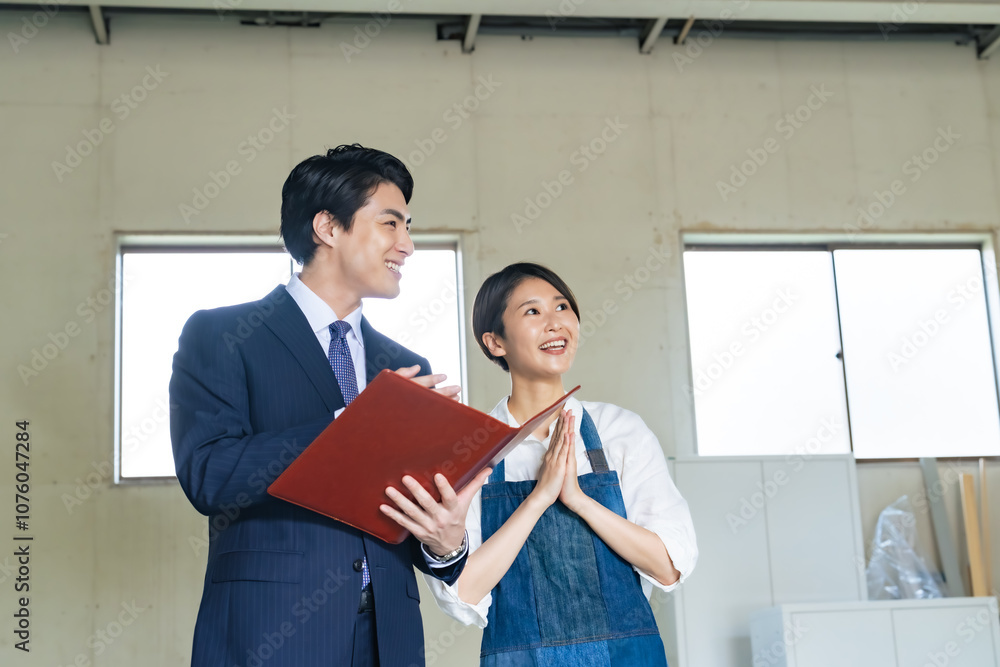 Poster 不動産、テナント、仲介、紹介、日本人、男性、女性、改装、リフォーム、内見、店舗、店長、ショップ、飲食店、リノベーション、営業、業者、物件、相談、説明、ビジネス、ビジネスパーソン、ビジネスマン、開業、カフェ、レストラン、店員、倉庫、清掃、アルバイト、物置、笑顔、期待、会話、商談、賃貸、中古、貸倉庫、エプロン、工房、アトリエ、内覧、案内、屋内、工場、アパート、内装、部屋探し、空き家、人物