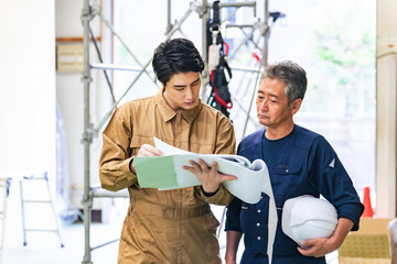 工事、大工、職人、現場、相談、作業員、改装、リフォーム、新築、インフラ、改修、修繕、公共事業、仕事、下請け、外注、設計図、プロフェッショナル、棟梁、親方、佐官、鳶、塗装、内装、足場、ローリングタワー、シニア、世代交代、後継者、チームワーク、チーム、グループ、コンビ、跡継ぎ、ハウスメーカー、施工、業者、日本人、男性、エンジニア、作業服、パートナー、確認、チェック、会話、注文、工場、建設、建築、人物