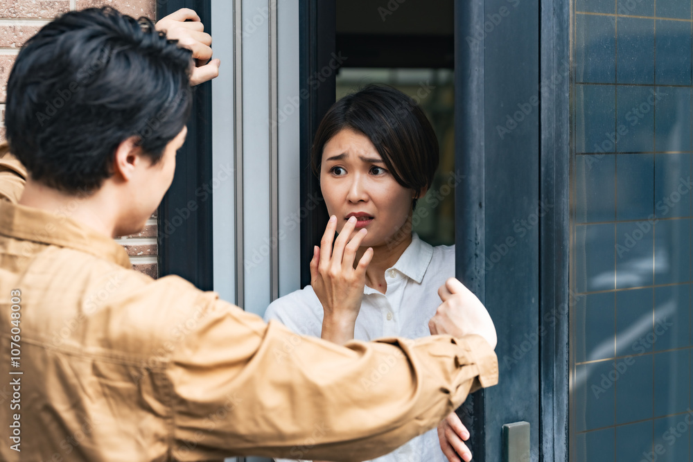 Aufkleber 強盗、闇バイト、ストーカー、女性、男性、玄関、不審者、業者、詐欺、トラブル、脅迫、恐喝、脅し、DV、押し入る、住宅、住民、驚く、ショック、犯罪、被害者、主婦、暴力、怖い、恐怖、怖がる、ホラー、リスク、防犯、心配、不安、一人暮らし、危険、迷惑、作業員、苦情、点検、工事、問題、検査、メンテナンス、セールス、訪問、困る、民家、通報、侵入、治安、対策、人物