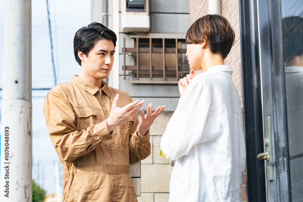 Aufkleber 業者、修理、点検、セールス、説明、疑問、不安、心配、詐欺、作業員、職人、売り込み、営業、打ち合わせ、困る、悩む、迷う、住宅、検査、メンテナンス、保守、警備、セキュリティ、防犯、対策、悪徳、ぼったくり、見積もり、日本人、男性、女性、主婦、水道、迷惑、しつこい、闇バイト、玄関、会話、忠告、電気、エンジニア、技師、技術者、施工、リフォーム、修繕、シロアリ、外壁、建築、人物