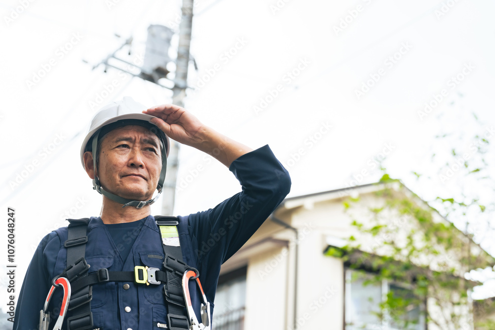 Leinwandbilder 男性、シニア、作業員、インフラ、職人、エンジニア、日本人、電柱、住宅、電力、電線、点検、メンテナンス、保守、検査、停電、会社、下請け、作業、仕事、再雇用、シルバー人材、ベテラン、工場、高所作業、大工、ヘルメット、安全、ライフライン、責任、シリアス、コピースペース、職業、雇用、作業服、フルハーネス、危険、アルバイト、工事、水道、送電線、配電線、変圧器、引込線、架空配電線、技能職、技師、専門家、プロフ