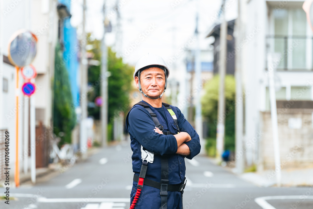 Poster 作業員、シニア、男性、建設、工事、道路、現場、住宅、インフラ、仕事、労働者、笑顔、高齢者、建築、修理、電力、電気、技師、エンジニア、自信、大工、親方、フルハーネス、ヘルメット、危険、安全、肉体労働、ベテラン、住宅街、工事現場、アルバイト、再雇用、シルバー人材、防災、腕組み、チャレンジ、挑戦、働く、定年、充実、やりがい、満足、職人、頑固、修繕、日本人、作業服、元気、立つ、人物