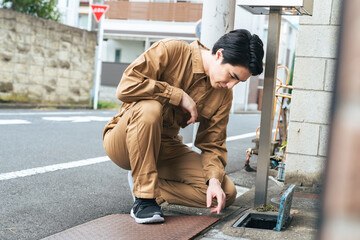 水道、メーター、検針、確認、作業員、業者、住宅、量水器、点検、検査、メンテナンス、チェック、保守、建築、工事、料金、特定計量器、計量法、男性、日本人、見る、ケース、ふた、開ける、玄関、家庭、仕事、交換、漏水、委託会社、故障、修理、修繕、水道管、下水、老朽化、使用量、スタッフ、アルバイト、検針員、公共、事業、水道局、ギグワーク、調査、作業、作業服、スポットワーク、スキマバイト、人物