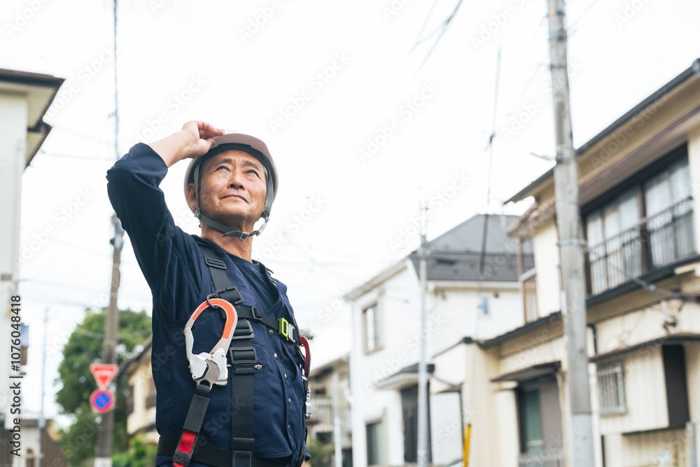 Aufkleber 作業員、工事、電力、住宅、建築、男性、日本人、シニア、電柱、技師、電線、送電線、配電線、高所作業、フルハーネス、職人、大工、仕事、プロフェッショナル、ベテラン、工務店、施工、業者、下請け、建設、現場、労働者、ヘルメット、安全、危険、シリアス、働く、人材、高齢者、点検、メンテナンス、保守、インフラ、老朽化、社会、住宅街、検査、修理、修繕、復旧、復興、防災、災害、停電、人物