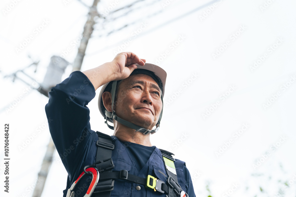 Leinwandbilder 作業員、シニア、男性、電力、インフラ、電線、工事、仕事、現場、エンジニア、技師、技能職、架空配電線、送電線、電柱、安全、危険、シリアス、再雇用、シルバー人材、ヘルメット、フルハーネス、高所作業、職人、日本人、住宅、点検、メンテナンス、保守、検査、停電、会社、下請け、作業、ベテラン、工場、大工、ライフライン、責任、コピースペース、職業、雇用、作業服、アルバイト、配電線、変圧器、引込線、専門家、プロフ