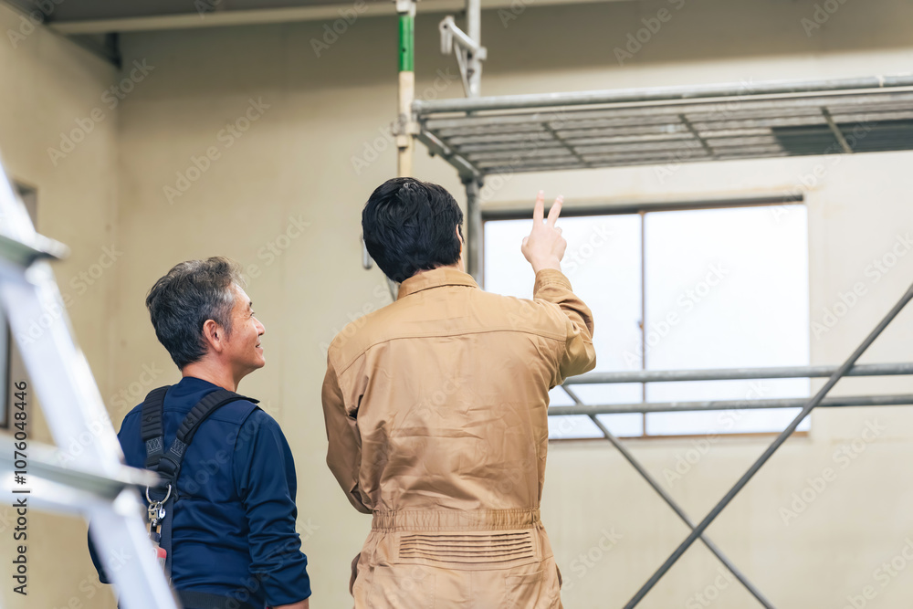 Poster 大工、後ろ姿、エンジニア、男性、工事、現場、作業員、職人、建設、点検、メンテナンス、検査、背中、日本人、見積もり、改修、修繕、修理、技師、コンビ、協力、チームワーク、挑戦、チャレンジ、見る、人材、親方、棟梁、鳶、佐官、ワイヤーハーネス、高所作業、足場、ローリングタワー、確認、チェック、安全、作業服、屋根、倉庫、工場、老朽化、経年劣化、保守、仕事、建築、監督、管理、業者、人物