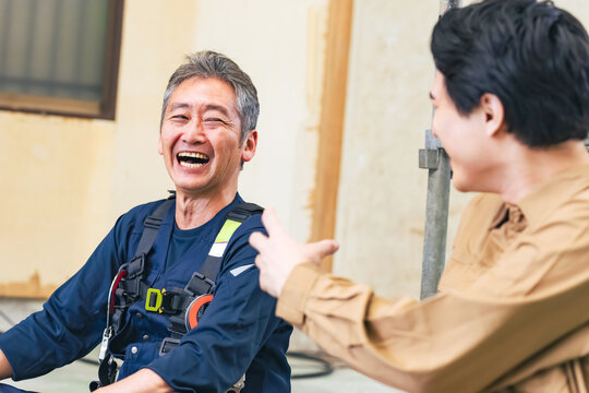 大工、職人、作業員、工事、現場、休憩、リラックス、建築、シニア、男性、日本人、笑う、爆笑、談笑、やりがい、充実、満足、親方、棟梁、笑顔、建設、仕事、労働者、世代交代、後継者、跡継ぎ、事業承継、解体、改装、内装、塗装、施工、業者、中小企業、ポジティブ、楽しい、職場、人材、再雇用、雇用、鳶職、工務店、肉体労働、リフォーム、住宅、ベテラン、高齢者、シルバー、快適、人物