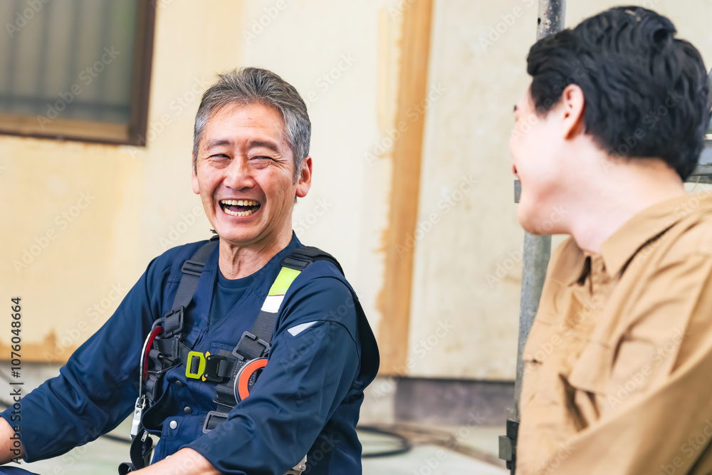 Aufkleber 大工、職人、作業員、工事、現場、休憩、リラックス、建築、シニア、男性、日本人、笑う、爆笑、談笑、やりがい、充実、満足、親方、棟梁、笑顔、建設、仕事、労働者、世代交代、後継者、跡継ぎ、事業承継、解体、改装、内装、塗装、施工、業者、中小企業、ポジティブ、楽しい、職場、人材、再雇用、雇用、鳶職、工務店、肉体労働、リフォーム、住宅、ベテラン、高齢者、シルバー、快適、人物