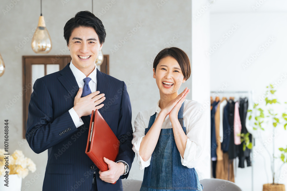 Leinwandbilder ショップ、店舗、経営、店長、開業、コンサル、仲介、不動産、物件、テナント、業者、契約、賃貸、笑顔、信頼、アドバイザー、カフェ、アパレル、飲食店、レストラン、内見、内覧、インテリア、内装、改装、リフォーム、おしゃれ、ファッション、ビジネスマン、ビジネスパーソン、ビジネス、自営業、男性、女性、日本人、コンサルティング、コンサルタント、営業、店員、紹介、部屋、住宅、管理、会社、感謝、接客業、仕事、カメラ