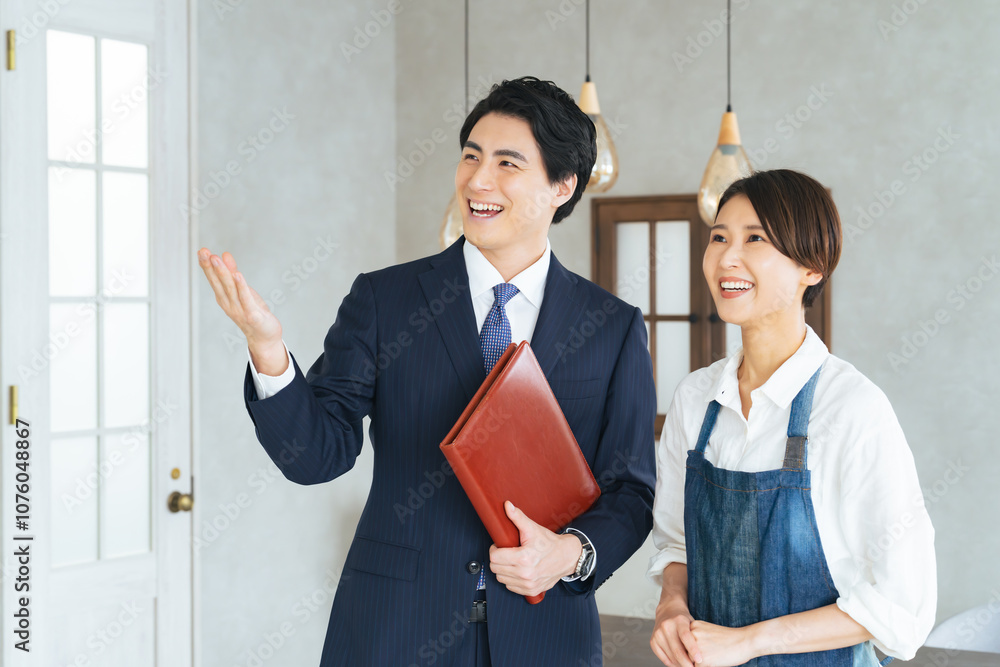 Fototapete 不動産、テナント、仲介、案内、内見、店舗、賃貸、説明、開業、改装、リフォーム、笑顔、相談、内覧、日本人、女性、男性、業者、自営業、店長、物件、部屋、ショップ、カフェ、内装、営業、ビジネスマン、ビジネスパーソン、紹介、住宅、建築、オフィス、アトリエ、工房、独立、打ち合わせ、見学、居抜き、設計、インテリア、コーディネーター、店員、スタッフ、ビジネス、査定、販売、管理、サブリース、出店、人物