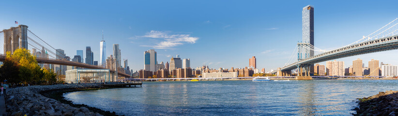 Fototapeta premium A sunny panoramic view of Manhattan framed between the Brooklyn and Manhattan bridges