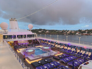 Sonnenliegen auf Luxus Kreuzfahrtschiff - Sun loungers and deck chairs on outdoor promenade...