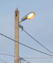 Obraz premium A street light is lit up and is on a pole