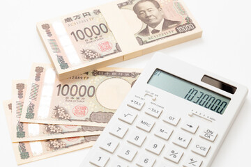 白背景に103万円と電卓