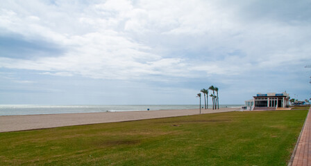 Paseo marítimo en Roquetas de Mar, Almería, Andalucía, España.