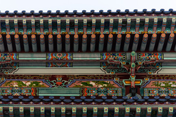 Naklejka premium painted eaves of the traditional Korean building in the Buddhist temple building