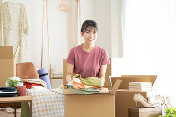 引越しの準備をする若い日本人の女性
