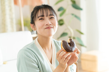 ドーナツを食べる若い女性