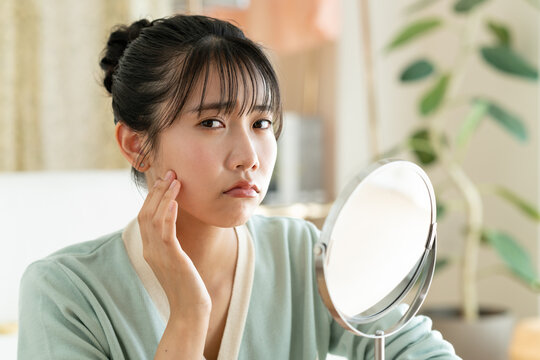 肌に悩む若い女性