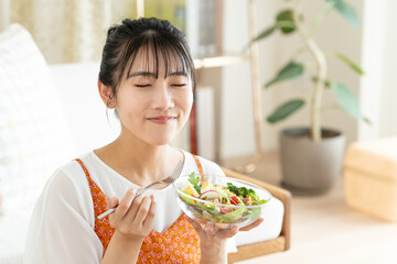 サラダを食べる若い女性