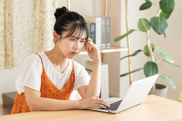 パソコンで悩む若い女性