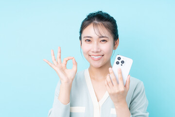 スマホを使う若い女性