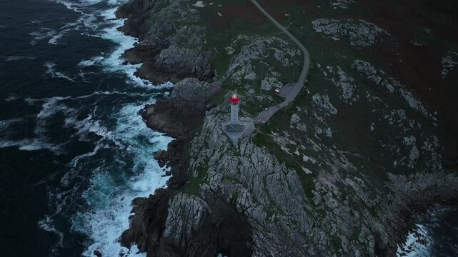 Faro de Punta Nariga de noche en Malpica Galicia