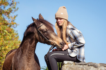 Mädchen mit Pferd