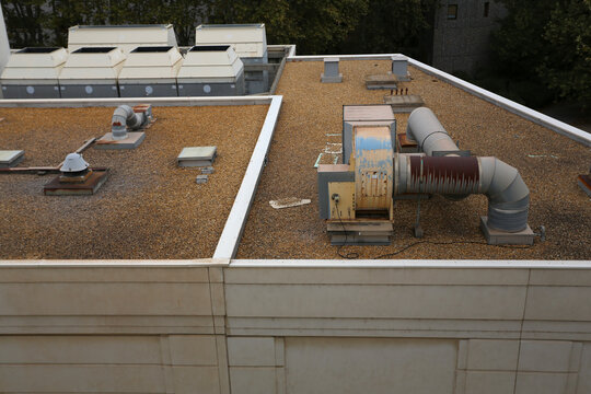 Tuyauterie de traitement d'air et ventilation sur un toit