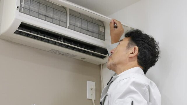 エアコンの点検工事をする業者