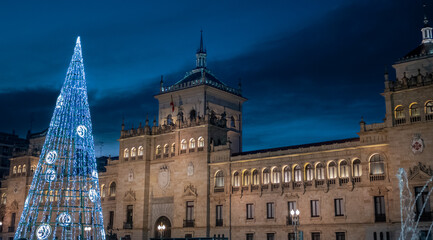 Vista de la plaza José Zorrilla con árbol de navidad y edificio de la academia de caballería en...