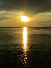 熊本県天草市牛深、日本の夕陽百選に選ばれた魚貫・黒石の美しく、幻想的な東シナ海の夕陽