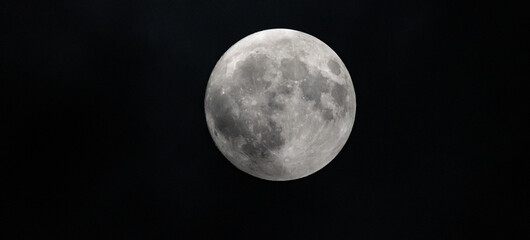 夜空に輝く満月