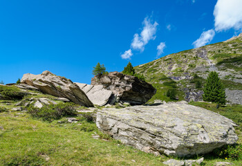 Wildromantische Felslandschaft mit Wasserfall beim Anstieg zum 