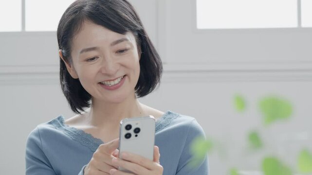 スマホを使うミドル女性
