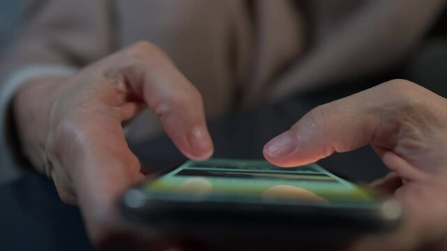 When a contact uploads a new status update, it will also be visible in the chat list: you just need to tap their profile photo to see the status update they alerted you to from the portal.