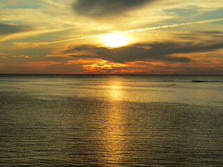 熊本県天草市牛深、日本の夕陽百選に選ばれた魚貫・黒石の美しく、幻想的な東シナ海の夕陽