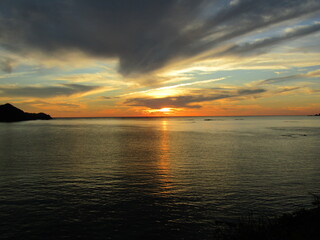熊本県天草市牛深、日本の夕陽百選に選ばれた魚貫・黒石の美しく、幻想的な東シナ海の夕陽