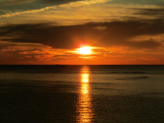 熊本県天草市牛深、日本の夕陽百選に選ばれた魚貫・黒石の美しく、幻想的な東シナ海の夕陽