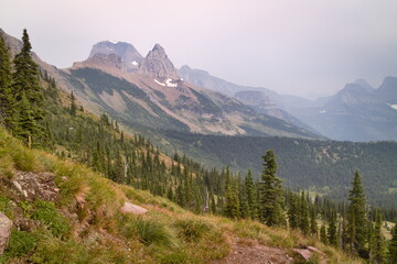 Obraz premium highline trail to swiftcurrent pass, Pass Bulhead lake, Glacier national park, Montana, USA.