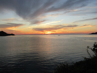 熊本県天草市牛深、日本の夕陽百選に選ばれた魚貫・黒石の美しく、幻想的な東シナ海の夕陽