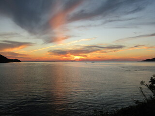 Naklejka premium 熊本県天草市牛深、日本の夕陽百選に選ばれた魚貫・黒石の美しく、幻想的な東シナ海の夕陽