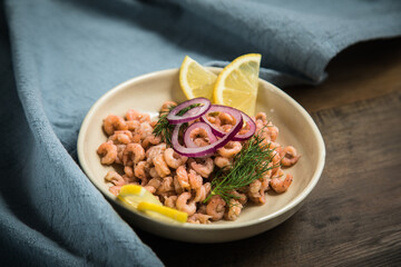 Norddeutsche Friesische Nordseekrabben  mit Zitrone, rote Zwiebel und Dill in Porzellan Schale auf...