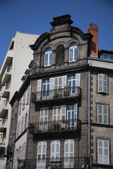Façade d'un immeuble en pierre de lave à Clermont-Ferrand