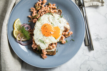 Norddeutsche Friesisches Krabbenbrot mit  Nordseekrabben  Spiegelei, Brot, Butter, Zitrone, rote...