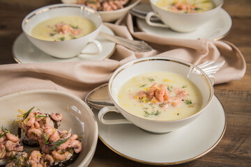 Ostfriesische Greetsieler Krabbensuppe mit Canapés, Nordseekrabben, Dill, Kartoffel, Lauch und...