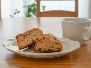 皿に盛ったチョコナッツスコーン
